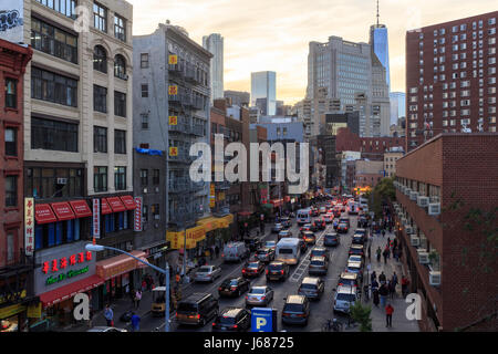 Division Street dans le Lower East Side de Manhattan le passage supérieur de pont près de coucher du soleil à New York, NY, USA. Banque D'Images