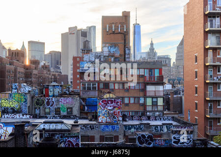 Toits dans le Lower East Side de Manhattan le passage supérieur de pont près de coucher du soleil à New York, NY, USA. Banque D'Images