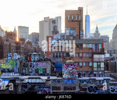 Toits dans le Lower East Side de Manhattan le passage supérieur de pont près de coucher du soleil à New York, NY, USA. Banque D'Images