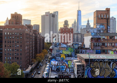 Monroe Street dans le Lower East Side de Manhattan le passage supérieur de pont près de coucher du soleil à New York, NY, USA. Banque D'Images