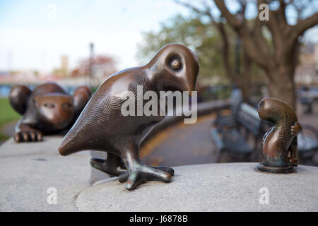 Sculpture d'un oiseau par Tom Otterness en Rockefeller Park, Battery Park City, New York, NY, USA. Banque D'Images