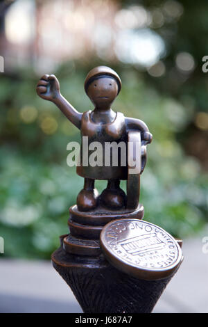 Sculpture d'une femme par Tom Otterness en Rockefeller Park, Battery Park City, New York, NY, USA. Banque D'Images