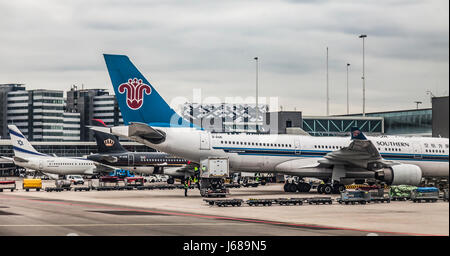 Chine du sud de l'Airbus A330-200 B-6515 stationné à l'aéroport de Schiphol, Amsterdam, Pays-Bas. Tail les logos de Royal Jordanian Airlines et El Al Banque D'Images