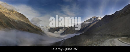 Début matin brumeux sur autoroute Manali Leh : la route passe dans les nuages parmi les plus hautes montagnes, les pistes sont éclairées par le soleil, l'été, le Ladakh, N Banque D'Images