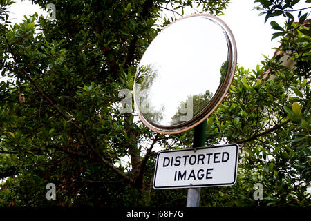 Miroir de sécurité dans une rue de banlieue. Banque D'Images