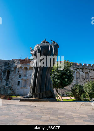 Split, Croatie - 27 mars 2016 - Statue de l'évêque Grégoire de Nin à Split, Croatie, à côté du palais de Dioclétien, un jour ensoleillé avec ciel bleu abov Banque D'Images