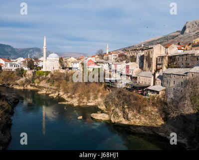 Mostar, Bosnie-Herzégovine - 1 janvier 2016 - Vue sur la vieille ville de Mostar, Bosnie-Herzégovine lors d'une journée ensoleillée. Banque D'Images