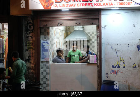 Fast food Street shop où ils préparent les rouleaux de Bombay à Calcutta le 09 février 2016. Banque D'Images