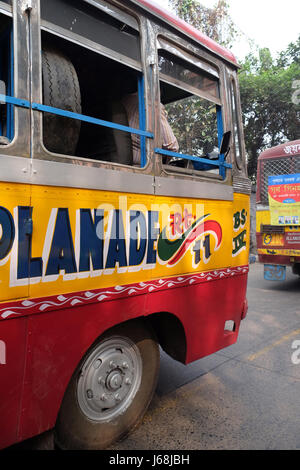 Les passagers en attente de bus colorés à la station de bus à Kolkata, en Inde le 10 février 2016. Banque D'Images