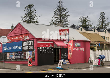 Napier, Nouvelle-Zélande - mars 9, 2017 : Arkwrights Dairy est un magasin du coin vente de produits d'épicerie, des journaux et des produits de base de ménage. Peinture de couleur rouge, Banque D'Images