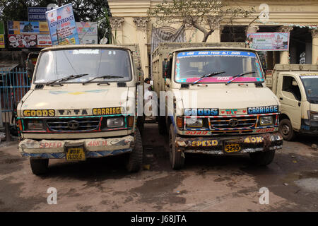 Camions attend une nouvelle cargaison de Kolkata à proximité du Marché aux Fleurs. En utilisant les camions est la façon la plus courante de transport des marchandises dans Banque D'Images