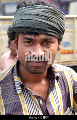 Conducteur de pousse-pousse indien posant assis sur tricycle rickshaw à Kolkata, en Inde le 10 février 2016. Banque D'Images