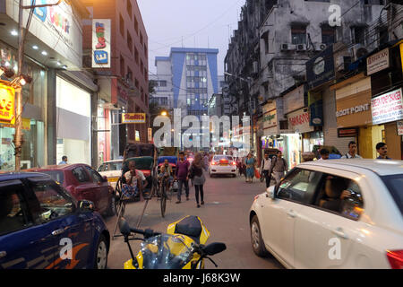 Shopping de nuit près de nouveau marché à Kolkata, en Inde le 10 février 2016. Banque D'Images