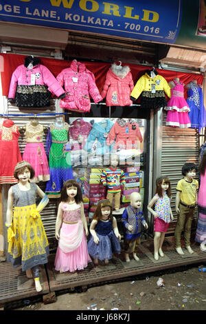 Des mannequins vêtus de vêtements d'enfants indiens plus tard en face d'un chiffon au détail boutique à Kolkata, Inde Banque D'Images