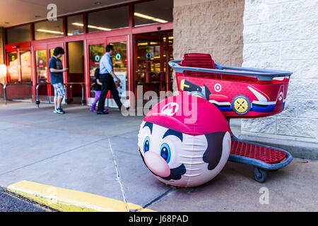 Fairfax, États-Unis - le 9 mai 2017 : Mario face au but balle avec panier et signes de jeu pour Nintendo avec entrée à l'interrupteur de store Banque D'Images