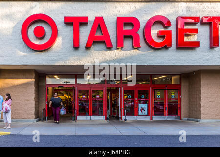 Fairfax, États-Unis - le 9 mai 2017 : Cible de l'entrée du magasin avec woman walking out avec signe Banque D'Images