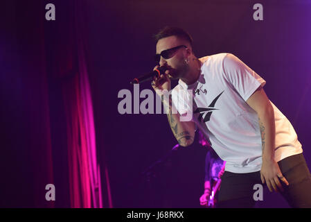 Napoli, Italie. 19 mai, 2017. Le rappeur Italien Mattia Briga joué en direct à la Casa della Musica à Naples avec sa tournée l'italien 'Talento Live'. Credit : Paola Visone/Pacific Press/Alamy Live News Banque D'Images