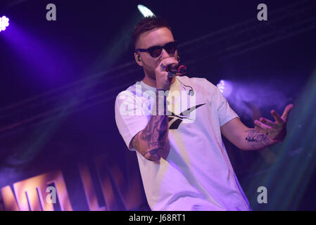 Napoli, Italie. 19 mai, 2017. Le rappeur Italien Mattia Briga joué en direct à la Casa della Musica à Naples avec sa tournée l'italien 'Talento Live'. Credit : Paola Visone/Pacific Press/Alamy Live News Banque D'Images