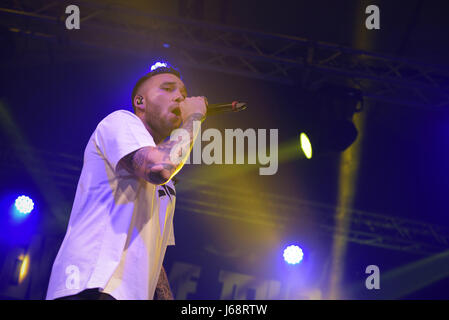 Napoli, Italie. 19 mai, 2017. Le rappeur Italien Mattia Briga joué en direct à la Casa della Musica à Naples avec sa tournée l'italien 'Talento Live'. Credit : Paola Visone/Pacific Press/Alamy Live News Banque D'Images