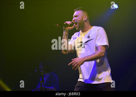 Napoli, Italie. 19 mai, 2017. Le rappeur Italien Mattia Briga joué en direct à la Casa della Musica à Naples avec sa tournée l'italien 'Talento Live'. Credit : Paola Visone/Pacific Press/Alamy Live News Banque D'Images