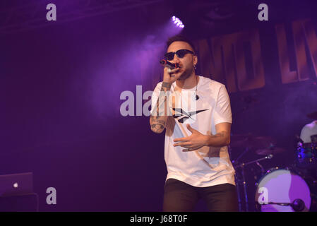 Napoli, Italie. 19 mai, 2017. Le rappeur Italien Mattia Briga joué en direct à la Casa della Musica à Naples avec sa tournée l'italien 'Talento Live'. Credit : Paola Visone/Pacific Press/Alamy Live News Banque D'Images