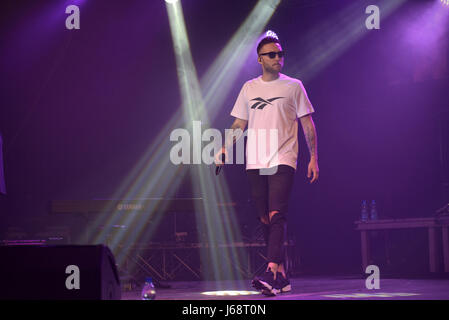 Napoli, Italie. 19 mai, 2017. Le rappeur Italien Mattia Briga joué en direct à la Casa della Musica à Naples avec sa tournée l'italien 'Talento Live'. Credit : Paola Visone/Pacific Press/Alamy Live News Banque D'Images