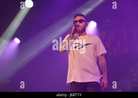 Napoli, Italie. 19 mai, 2017. Le rappeur Italien Mattia Briga joué en direct à la Casa della Musica à Naples avec sa tournée l'italien 'Talento Live'. Credit : Paola Visone/Pacific Press/Alamy Live News Banque D'Images