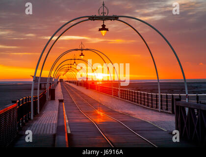 Southport, Merseyside. Météo britannique. 19 mai, 2017. Plus de soleil colorés du fer de la Southport Pier avec soirée à sec au cours de la côte nord-ouest avec des chances de sol gelé la nuit avant de fortes pluies avec des averses orageuses hits la station et l'autre plus tard demain. /AlamyLiveNews MediaWorldImages crédit ; Banque D'Images