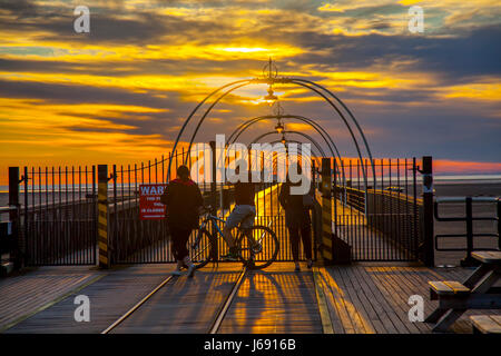 Southport, Merseyside. Météo britannique. 19 mai, 2017. Plus de soleil colorés du fer de la Southport Pier avec soirée à sec au cours de la côte nord-ouest avec des chances de sol gelé la nuit avant de fortes pluies avec des averses orageuses hits la station et l'autre plus tard demain. /AlamyLiveNews MediaWorldImages crédit ; Banque D'Images