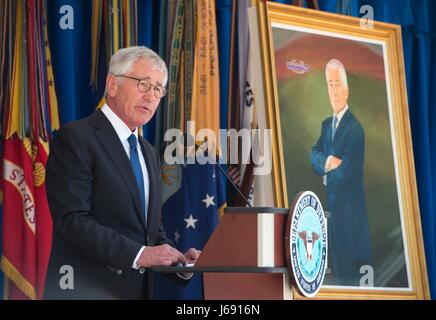 L'ancien secrétaire à la défense Chuck Hagel parle au cours de la cérémonie de dévoilement de son portrait officiel au Pentagone le 19 mai 2017 à Arlington, en Virginie. Hagel a été le 24e Secrétaire à la défense à partir de février 2013 à février 2015. (Photo de Brigitte N. Brantley/Planetpix via DoD) Banque D'Images