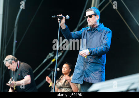 Wirral, UK. 19 mai 2017. Bande de Liverpool, la ferme, avec le chanteur Peter Hooton, procédez à l'appui de folie à Wirral Live, un énorme concert au jour 3 Parc, Wirral Prenton. Le concert est intitulé par la folie du vendredi, les libertins le samedi, et peu de mélange sur le dimanche. Soutenir les artistes sont des tribunaux, la méthode du calendrier, la ferme, le Humingbirds, le Coral, Anton Pouvoirs, Bronnie, Mic Lowry et Conor Maynard. © Paul Warburton Banque D'Images