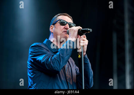 Wirral, UK. 19 mai 2017. Bande de Liverpool, la ferme, avec le chanteur Peter Hooton, procédez à l'appui de folie à Wirral Live, un énorme concert au jour 3 Parc, Wirral Prenton. Le concert est intitulé par la folie du vendredi, les libertins le samedi, et peu de mélange sur le dimanche. Soutenir les artistes sont des tribunaux, la méthode du calendrier, la ferme, le Humingbirds, le Coral, Anton Pouvoirs, Bronnie, Mic Lowry et Conor Maynard. © Paul Warburton Banque D'Images