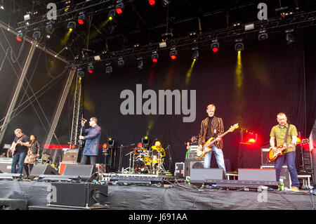 Wirral, UK. 19 mai 2017. Bande de Liverpool, la ferme, avec le chanteur Peter Hooton, procédez à l'appui de folie à Wirral Live, un énorme concert au jour 3 Parc, Wirral Prenton. Le concert est intitulé par la folie du vendredi, les libertins le samedi, et peu de mélange sur le dimanche. Soutenir les artistes sont des tribunaux, la méthode du calendrier, la ferme, le Humingbirds, le Coral, Anton Pouvoirs, Bronnie, Mic Lowry et Conor Maynard. © Paul Warburton Banque D'Images