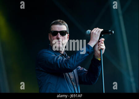 Wirral, UK. 19 mai 2017. Bande de Liverpool, la ferme, avec le chanteur Peter Hooton, procédez à l'appui de folie à Wirral Live, un énorme concert au jour 3 Parc, Wirral Prenton. Le concert est intitulé par la folie du vendredi, les libertins le samedi, et peu de mélange sur le dimanche. Soutenir les artistes sont des tribunaux, la méthode du calendrier, la ferme, le Humingbirds, le Coral, Anton Pouvoirs, Bronnie, Mic Lowry et Conor Maynard. © Paul Warburton Banque D'Images