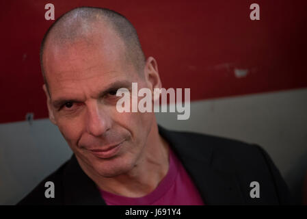 Athènes, Grèce. 19 mai, 2017. YANIS VAROUFAKIS pendant DiEM25 présentation. Grec célèbre économiste, universitaire et ancien ministre des Finances Yanis Varoufakis présente à Athènes la DiEM25 Movement (Mouvement de la démocratie en Europe, 2025). Credit : Nikolas Georgiou/Alamy Live News Banque D'Images