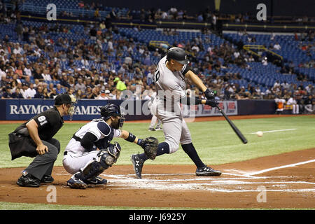 Saint Petersburg, Florida, USA. 19 mai, 2017. Vous VRAGOVIC | fois.New York Yankees voltigeur de droite juge Aaron (99) des célibataires dans la première manche du match entre les Rays de Tampa Bay et les Yankees de New York au Tropicana Field à Saint-Pétersbourg, en Floride, le vendredi 19 mai, 2017. Credit : Vragovic/Tampa Bay Times/ZUMA/Alamy Fil Live News Banque D'Images