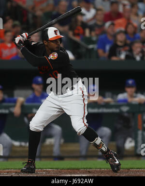 Baltimore Orioles CF Adam Jones (10) au bâton lors d'un match contre les Blue Jays de Toronto à l'Oriole Park at Camden Yards de Baltimore, MD, le 19 mai 2017. Photo/ Mike Buscher/Cal Sport Media Banque D'Images