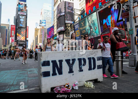 New York, USA. 19 mai, 2017. Des jouets et des fleurs sont déposées au bord de la route de Times Square à New York, les États-Unis, le 19 mai 2017, pour commémorer la mort de la jeune fille ici jeudi. Un homme conduit une voiture sur une foule à Times Square le jeudi, tuant une personne et en blessant 22 autres. Credit : Wang Ying/Xinhua/Alamy Live News Banque D'Images