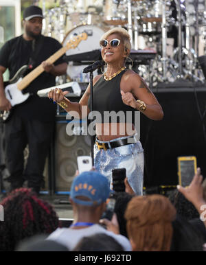 New York, USA. 19 mai, 2017. Mary J. Blige portant des jeans et Dsquare2 Hermes belt effectue sur NBC Today Show du matin du Rockefeller Plaza Crédit : lev radin/Alamy Live News Banque D'Images