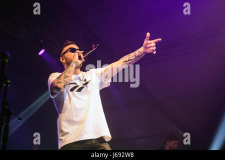 Napoli, Italie. 19 mai, 2017. Le rappeur Italien Mattia Briga joué en direct à la Casa della Musica à Naples avec sa tournée 'Talento d''. Banque D'Images