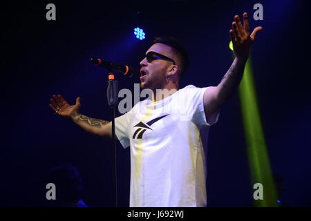 Napoli, Italie. 19 mai, 2017. Le rappeur Italien Mattia Briga joué en direct à la Casa della Musica à Naples avec sa tournée 'Talento d''. Banque D'Images