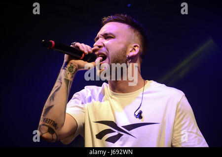 Napoli, Italie. 19 mai, 2017. Le rappeur Italien Mattia Briga joué en direct à la Casa della Musica à Naples avec sa tournée 'Talento d''. Banque D'Images