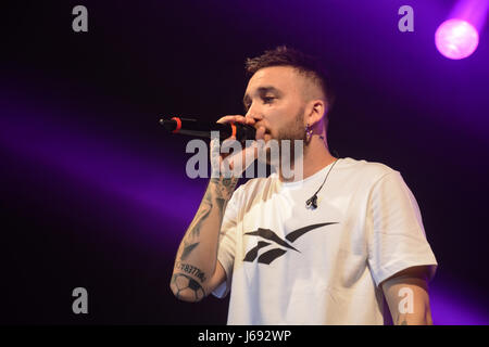 Napoli, Italie. 19 mai, 2017. Le rappeur Italien Mattia Briga joué en direct à la Casa della Musica à Naples avec sa tournée 'Talento d''. Banque D'Images