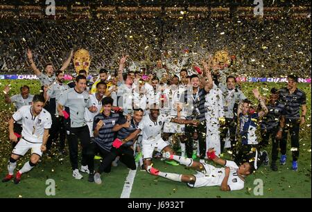 Doha, Qatar. 19 mai, 2017. Membres d'Al-Sadd célèbrent leur victoire en finale de Coupe de l'Emir du Qatar au match de foot le Khalifa International Stadium de Doha, capitale du Qatar, le 19 mai 2017. Al-Sadd réclamé le titre en battant l'Al-Rayyan avec 2-1. Credit : Nikku/Xinhua/Alamy Live News Banque D'Images