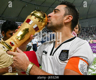 Doha, Qatar. 19 mai, 2017. Xavi de Al-Sadd baisers le trophée après avoir remporté la finale de la Coupe de l'Émir du Qatar match de foot à la Khalifa International Stadium de Doha, capitale du Qatar, le 19 mai 2017. Al-Sadd réclamé le titre en battant l'Al-Rayyan avec 2-1. Credit : Nikku/Xinhua/Alamy Live News Banque D'Images