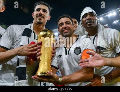 Doha, Qatar. 19 mai, 2017. Xavi(C) d'Al-Sadd célèbre avec ses coéquipiers après avoir remporté la finale de la Coupe de l'Émir du Qatar match de foot à la Khalifa International Stadium de Doha, capitale du Qatar, le 19 mai 2017. Al-Sadd réclamé le titre en battant l'Al-Rayyan avec 2-1. Credit : Nikku/Xinhua/Alamy Live News Banque D'Images