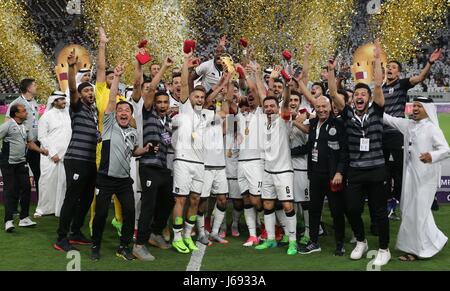 Doha, Qatar. 19 mai, 2017. Membres d'Al-Sadd célèbrent leur victoire en finale de Coupe de l'Emir du Qatar au match de foot le Khalifa International Stadium de Doha, capitale du Qatar, le 19 mai 2017. Al-Sadd réclamé le titre en battant l'Al-Rayyan avec 2-1. Credit : Nikku/Xinhua/Alamy Live News Banque D'Images