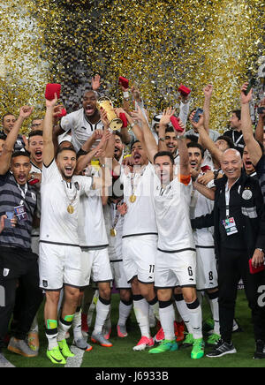 Doha, Qatar. 19 mai, 2017. Membres d'Al-Sadd célèbrent leur victoire en finale de Coupe de l'Emir du Qatar au match de foot le Khalifa International Stadium de Doha, capitale du Qatar, le 19 mai 2017. Al-Sadd réclamé le titre en battant l'Al-Rayyan avec 2-1. Credit : Nikku/Xinhua/Alamy Live News Banque D'Images