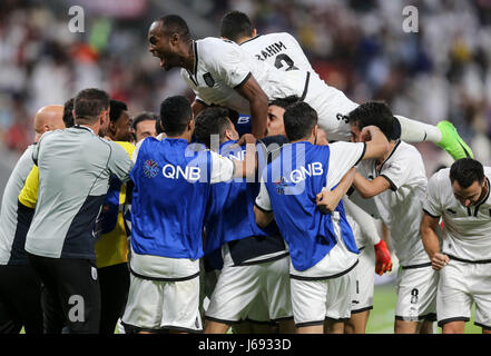 Doha, Qatar. 19 mai, 2017. Les joueurs d'Al-Sadd célébrer après avoir remporté la finale de la Coupe de l'Émir du Qatar match de foot entre Al-Sadd et Al-Rayyan au Khalifa International Stadium de Doha, capitale du Qatar, le 19 mai 2017. Al-Sadd réclamé le titre en battant l'Al-Rayyan avec 2-1. Credit : Nikku/Xinhua/Alamy Live News Banque D'Images