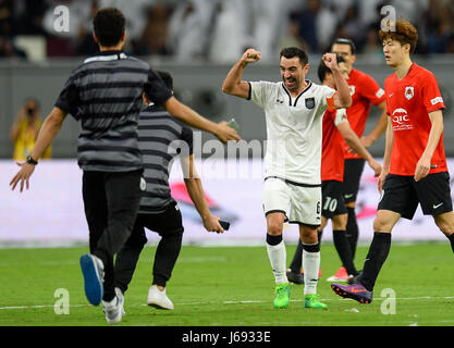 Doha, Qatar. 19 mai, 2017. Xavi (3e, L) d'Al-Sadd célèbre avec ses coéquipiers après avoir remporté la finale de la Coupe de l'Émir du Qatar match de foot à la Khalifa International Stadium de Doha, capitale du Qatar, le 19 mai 2017. Al-Sadd réclamé le titre en battant l'Al-Rayyan avec 2-1. Credit : Nikku/Xinhua/Alamy Live News Banque D'Images